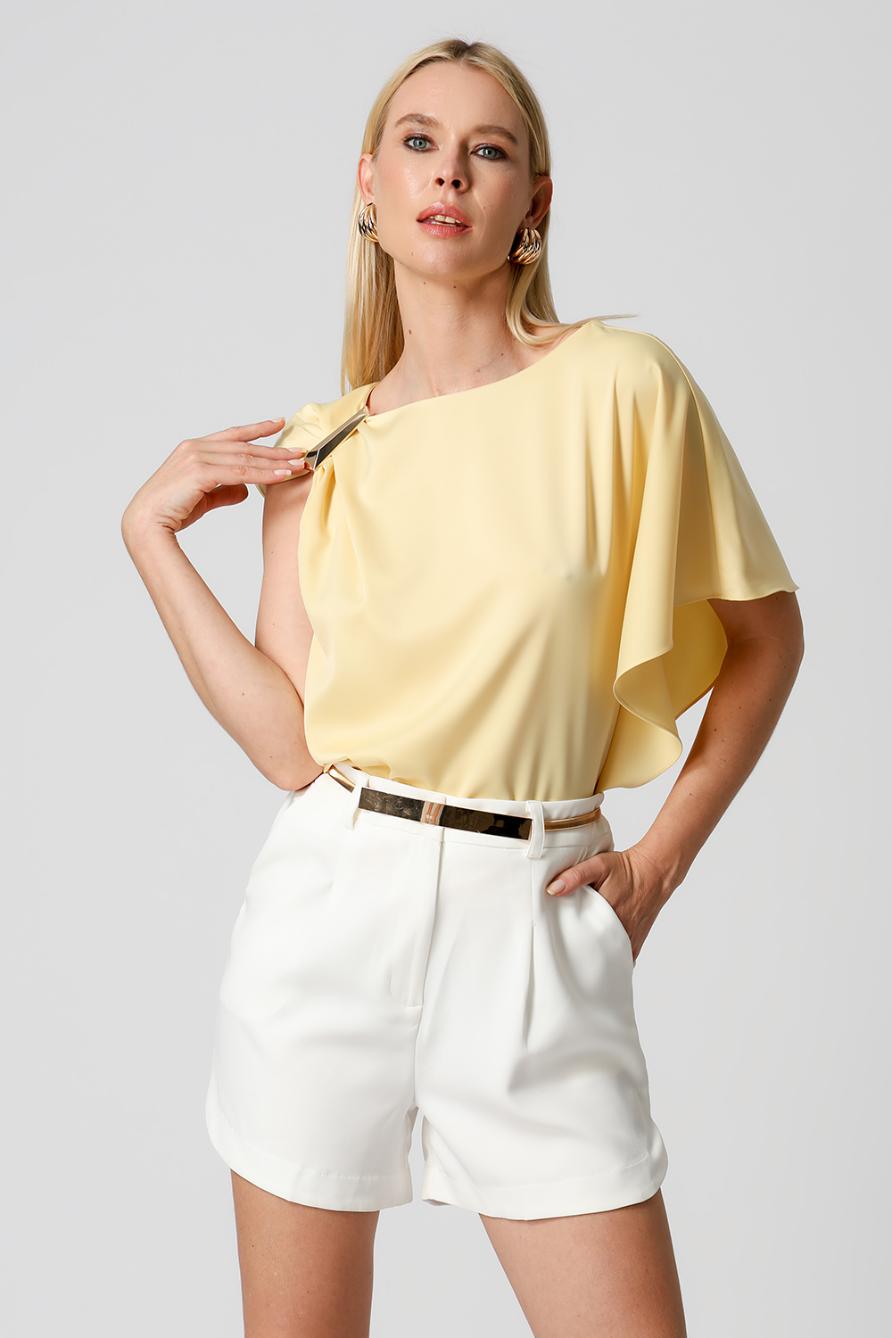 Blusa de Cetim Com Manga Assimétrica - AMARELO CL