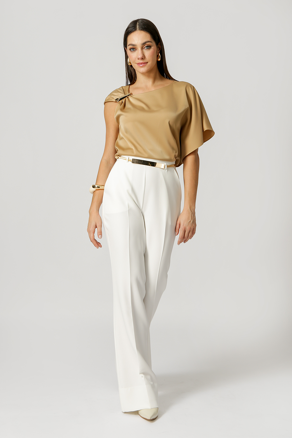 Blusa de Cetim Com Manga Assimétrica - GOLD