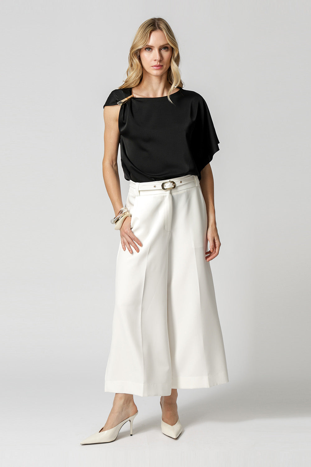 Blusa de Cetim Com Manga Assimétrica - PRETO