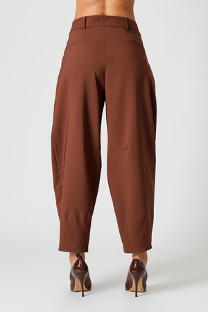 Calça Barrel Com Pregas e Bolsos - TABACO