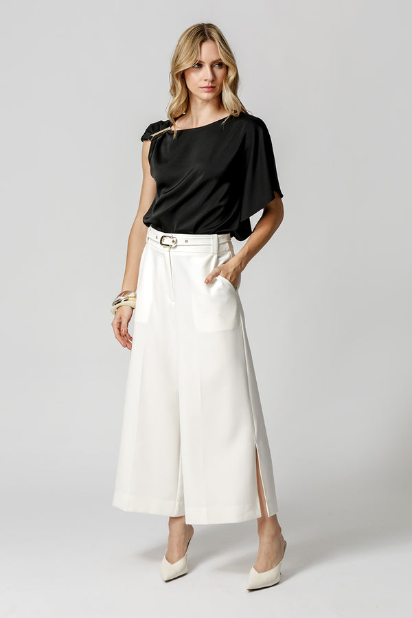 Blusa de Cetim Com Manga Assimétrica - PRETO