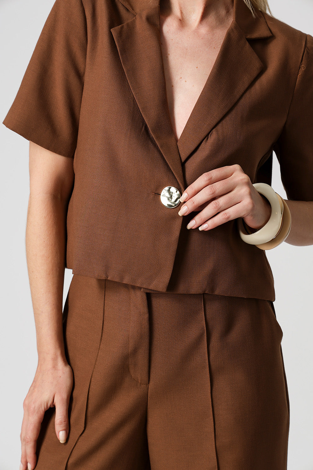 Blazer Cropped Manga Curta - CHOCOLATE