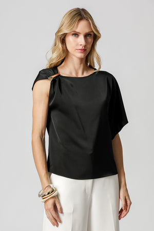 Blusa de Cetim Com Manga Assimétrica - PRETO