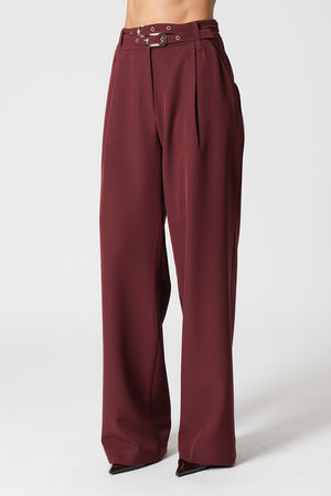 Calça Alfaiataria Com Pregas e Cintos