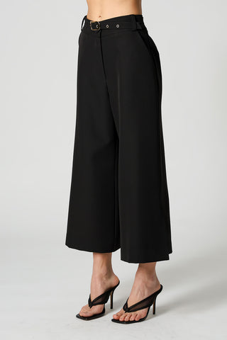 Calça Pantacourt Com Fenda e Cinto - PRETO