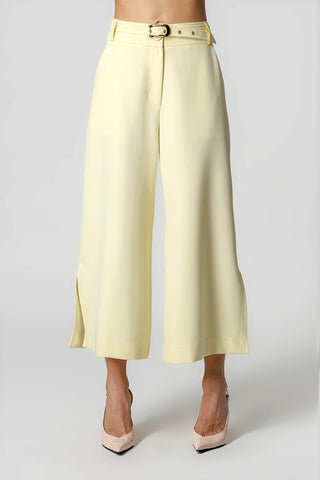 Calça Pantacourt Com Fenda e Cinto - AMARELO CL