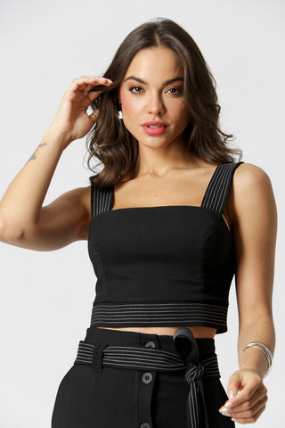 Blusa corta con detalle de costura - NEGRO