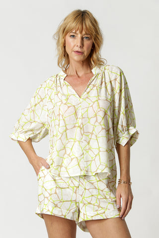 Blusa estampada con cuello en V y volantes - KAKI 2079