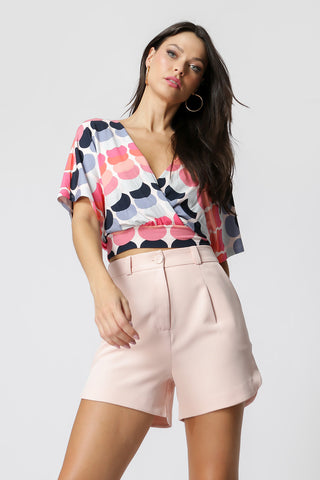 Top cruzado de manga corta estampado - ROSA BEBÉ 18365