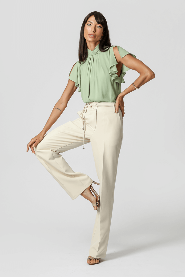 Blusa Com Pregas Na Gola e Manga Diferenciada