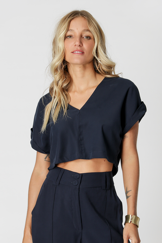 Blusa corta con cuello en V - AZUL MARINO