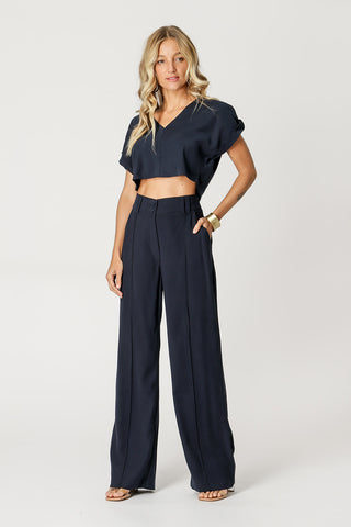 Blusa corta con cuello en V - AZUL MARINO