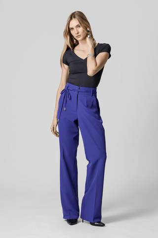 Blusa básica con cuello en V - NEGRA