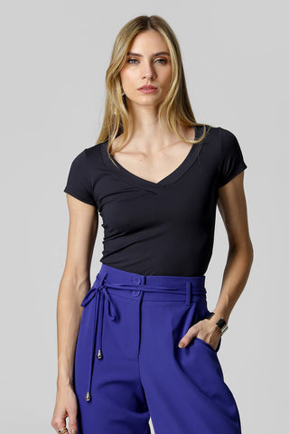Blusa básica con cuello en V - NEGRA