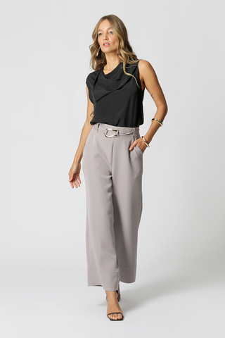 Blusa con escote asimétrico - NEGRO