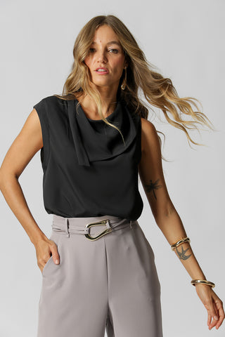 Blusa con escote asimétrico - NEGRO