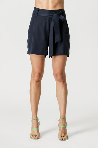 Pantalones cortos con cinturón - AZUL MARINO