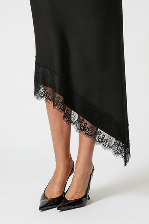 Saia Assimétrica Em Cetim Com Renda