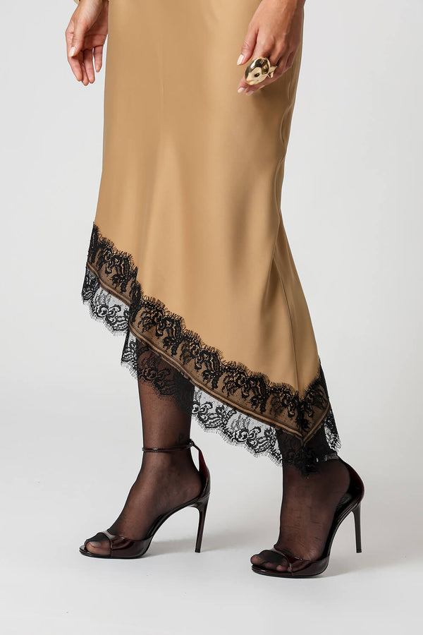 Saia Assimétrica Em Cetim Com Renda