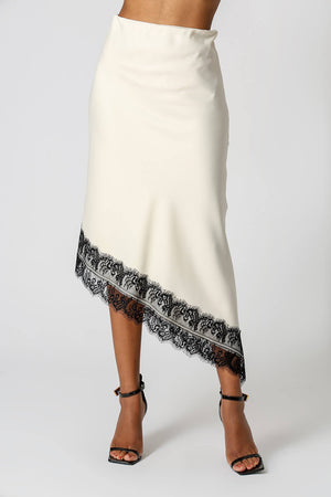 Saia Assimétrica Em Cetim Com Renda