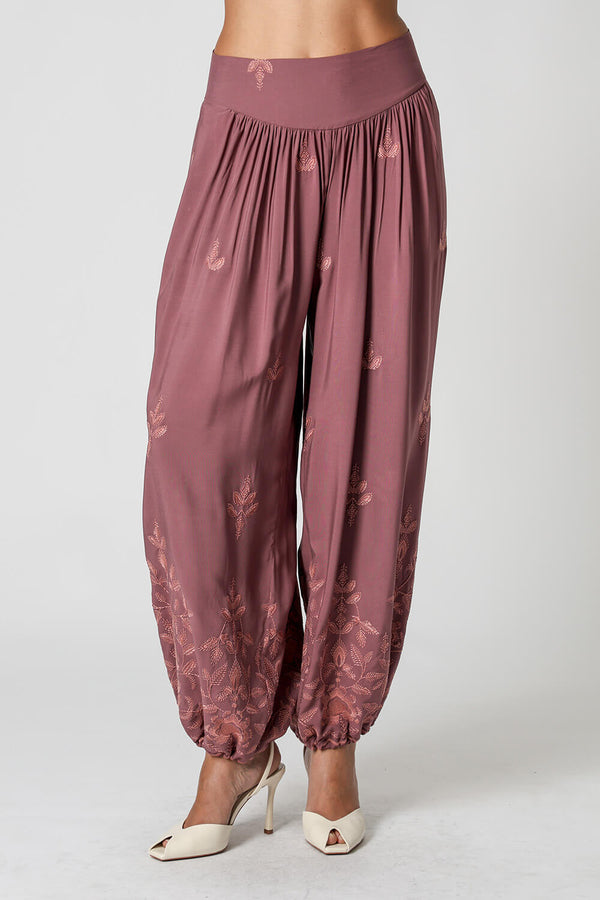 Calça Aladim Em Viscose Com Bordado