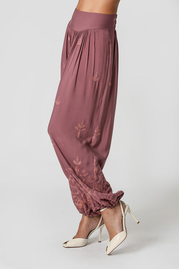 Calça Aladim Em Viscose Com Bordado