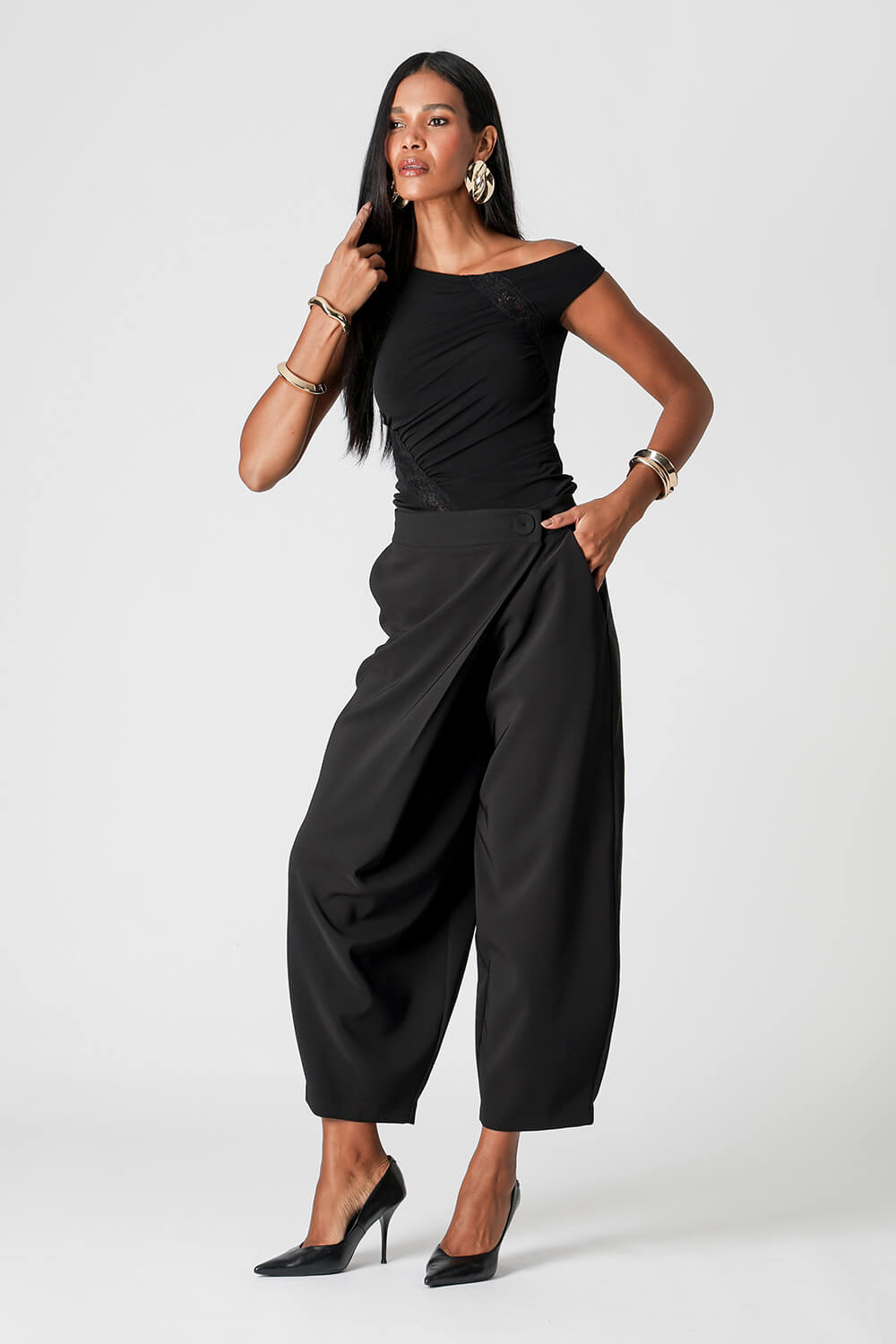 Blusa Ombro Assimétrico com Renda