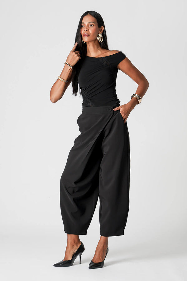 Blusa Ombro Assimétrico com Renda