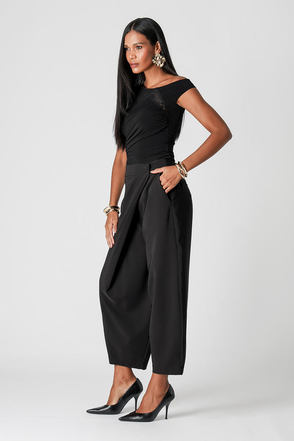 Blusa Ombro Assimétrico com Renda