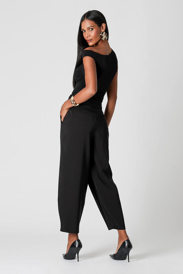 Blusa Ombro Assimétrico com Renda