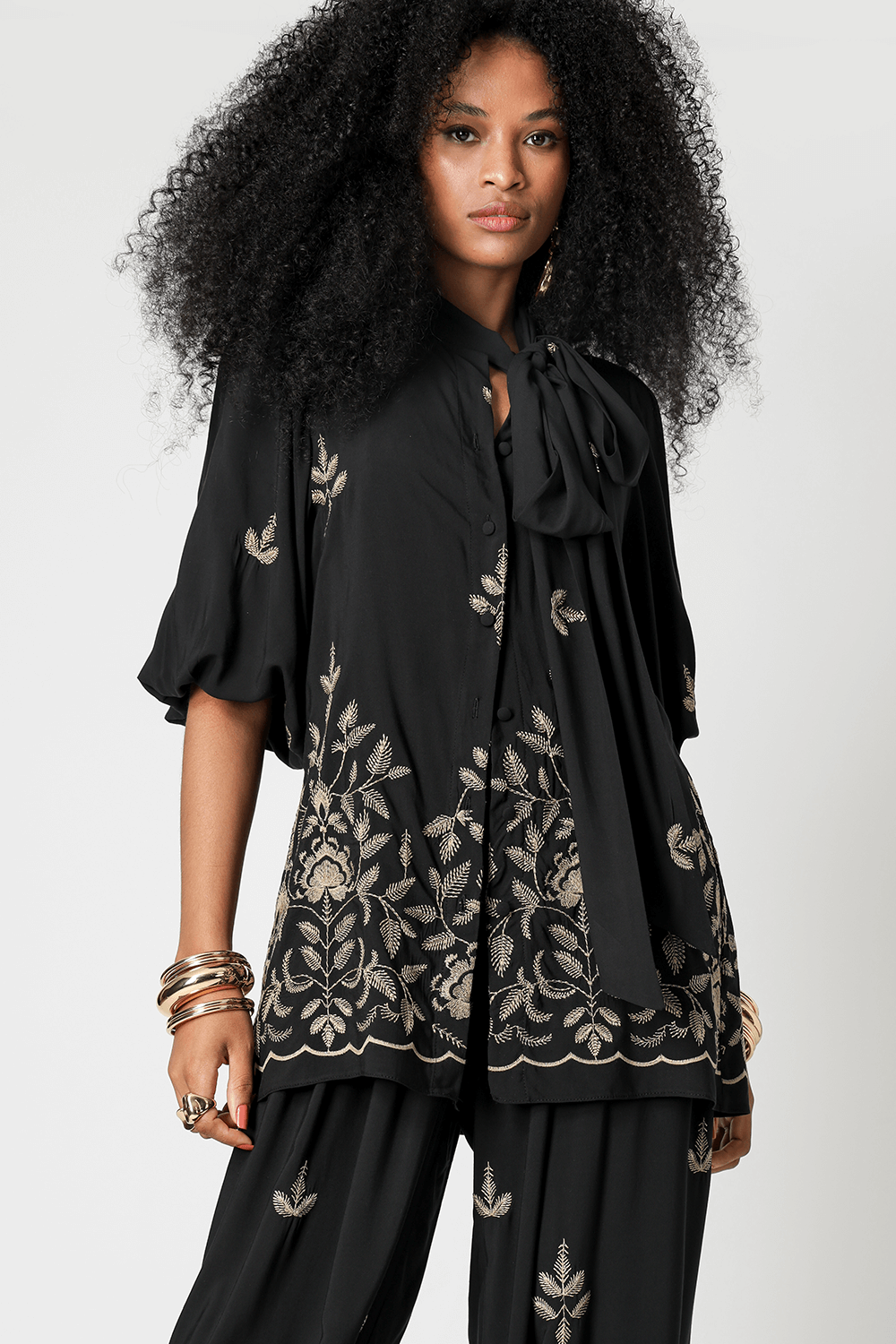 Camisa em Viscose Com Faixa e Bordado