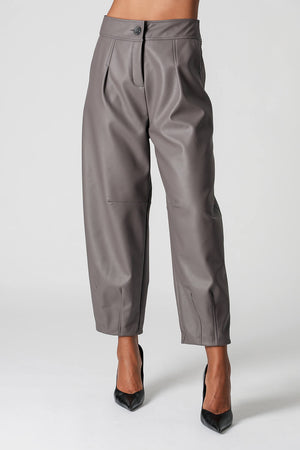Calça Barrel Em Couro Sintético Com Pences