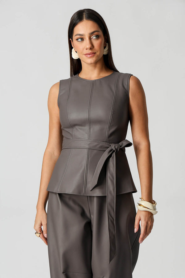 Blusa Peplum em Couro Sintético Com Faixa