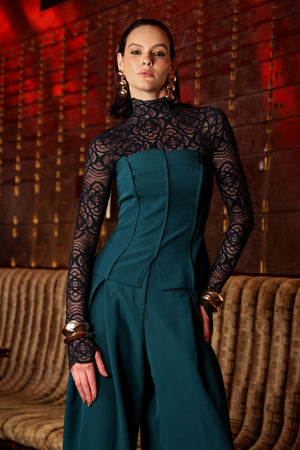 Blusa Strapless em Alfaiataria com Recortes