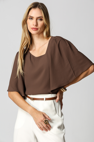 Blusa con mangas de ángel y escote asimétrico - CAFÉ