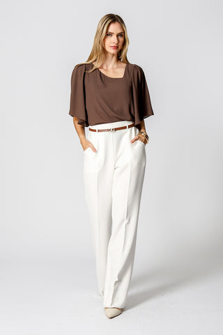 Blusa con mangas de ángel y escote asimétrico - CAFÉ