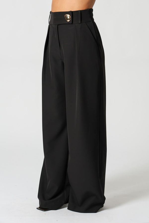 Calça Minimalista Alfaiataria com Botão Dourado