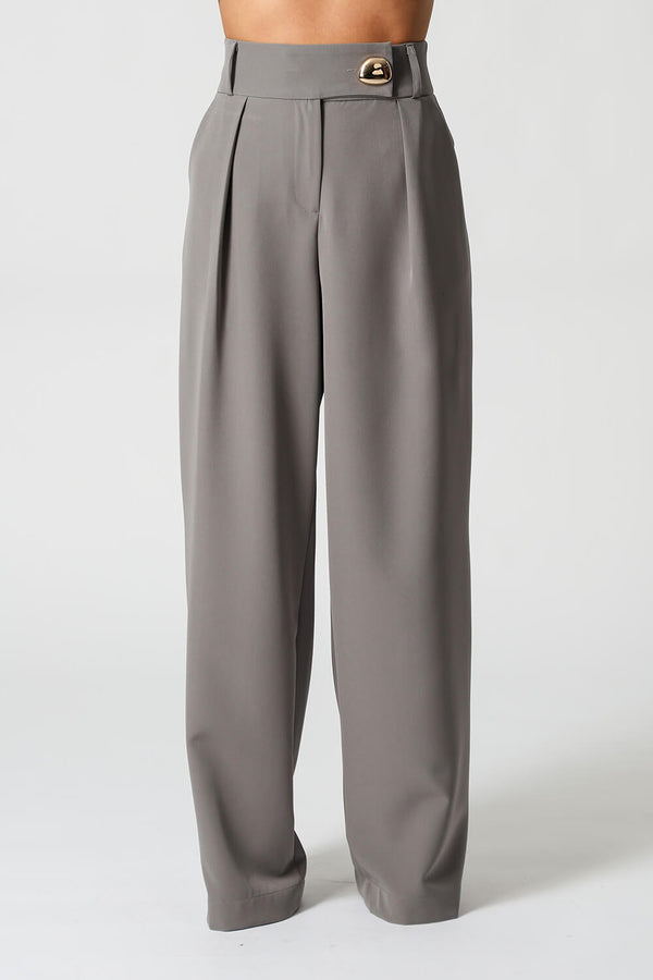 Calça Minimalista Alfaiataria com Botão Dourado