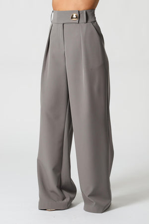 Calça Minimalista Alfaiataria com Botão Dourado