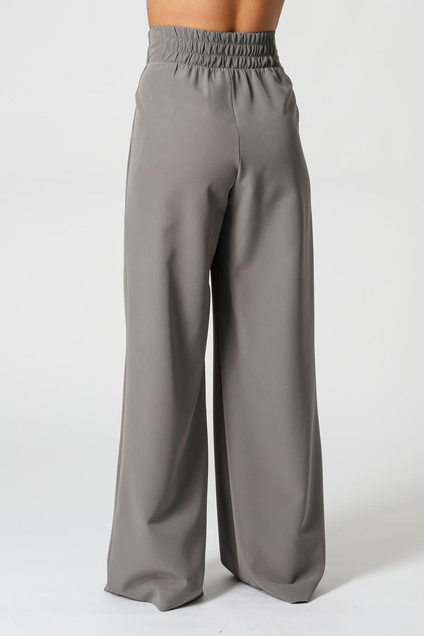 Calça Minimalista Alfaiataria com Botão Dourado