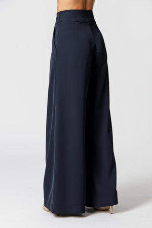 Calça Com Pregas E Detalhe No Cós