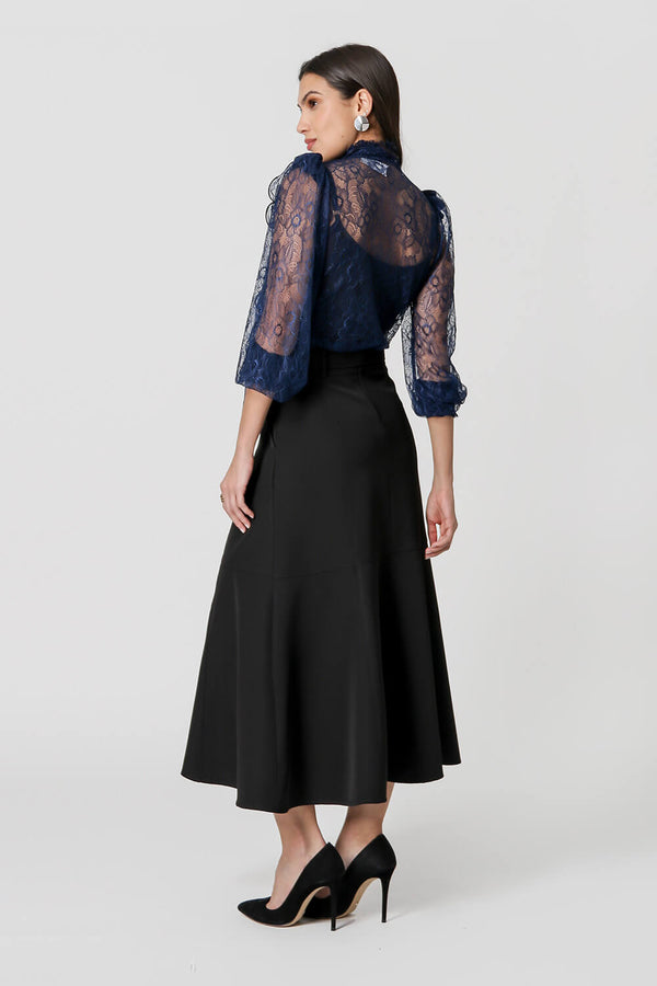 Blusa Gola Alta Com Laço De Renda