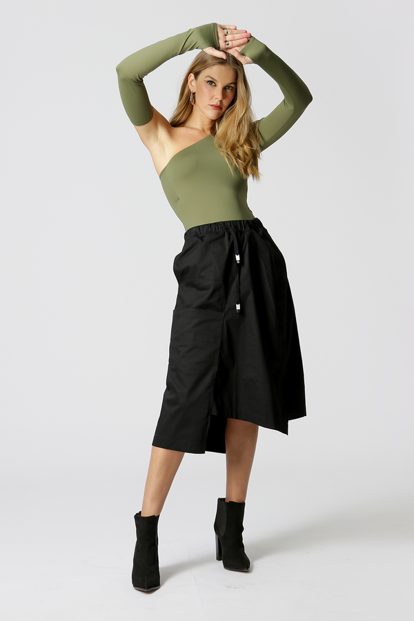 Blusa Assimétrica Ombro Único Manga Longa