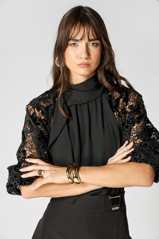 Blusa con mangas de guipur y pañuelo asimétrico - NEGRO