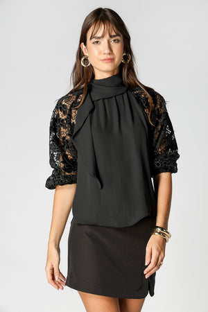 Blusa Com Mangas De Guippir e Echarpe Assimétrica