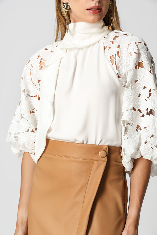 Blusa Com Mangas De Guippir e Echarpe Assimétrica