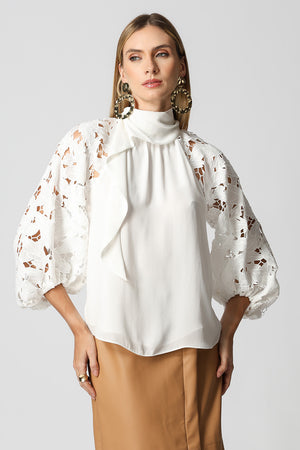 Blusa Com Mangas De Guippir e Echarpe Assimétrica