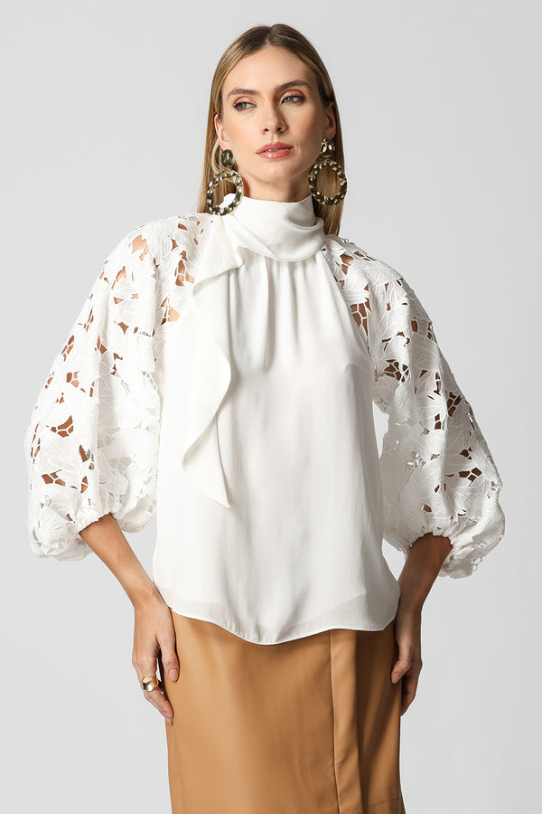 Blusa Com Mangas De Guippir e Echarpe Assimétrica