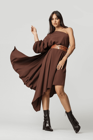 Vestido Assimétrico Com Capa E Cinto