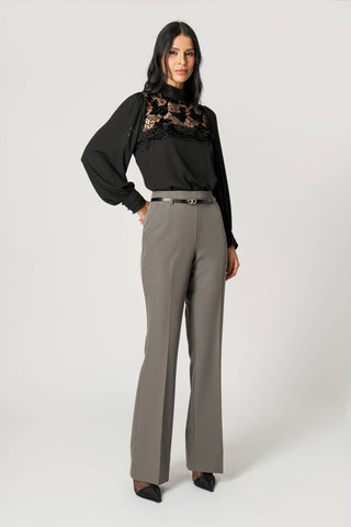 Blusa con detalles de guipur y puños con pliegues y botones - NEGRO